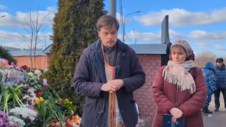 yulia_navalnaya's tweet image. К Алексею на кладбище несколько раз приходил священник, Дмитрий Сафронов, служил панихиды. Я очень ему благодарна. 15 апреля патриарх Кирилл и РПЦ запретили его в служении на 3 года. Давайте поможем ему и его семье. Вот карта его матери: 2202200821176631