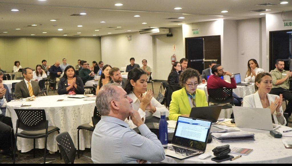 FAOPERU's tweet photo. #Ahora 
@midagriperu  @MINCETUR y @FAO desarrollan taller regional para abordar experiencias y avances de Latinoamérica frente a la implementación de reglamentaciones de mercado sobre deforestación.

Participan delegaciones de 🇧🇷
🇨🇴🇨🇷 🇪🇨 🇭🇳 🇬🇹
Con apoyo de #OnuREDD #aim4forests https://t.co/x7bbAnvNNN