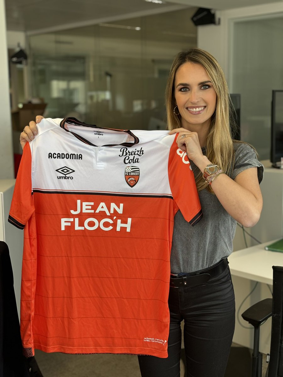 🎁 LE CADEAU DU JOUR 🎁

À l'occasion du match en retard entre Lorient - Paris SG, @aliciadauby3 vous fait gagner le maillot du <a href="/FCLorient/">FC LORIENT 🐟</a> ! 

Pour jouer : RT &amp; follow <a href="/lequipedegreg/">L'ÉQUIPE de Greg</a> 

Bonne chance ! 🍀

#EDG