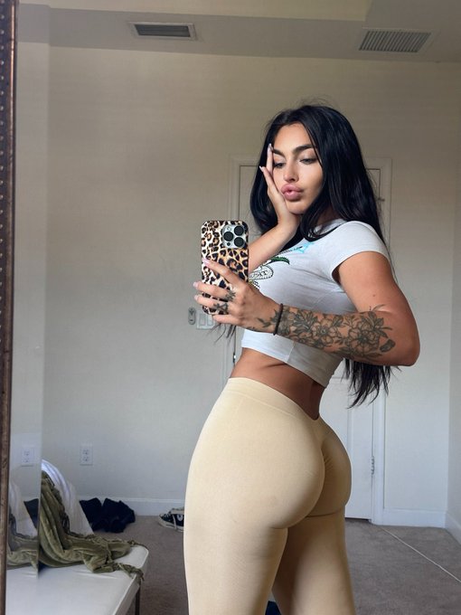 Do you like my new pants? https://t.co/tuXhyI3xgp