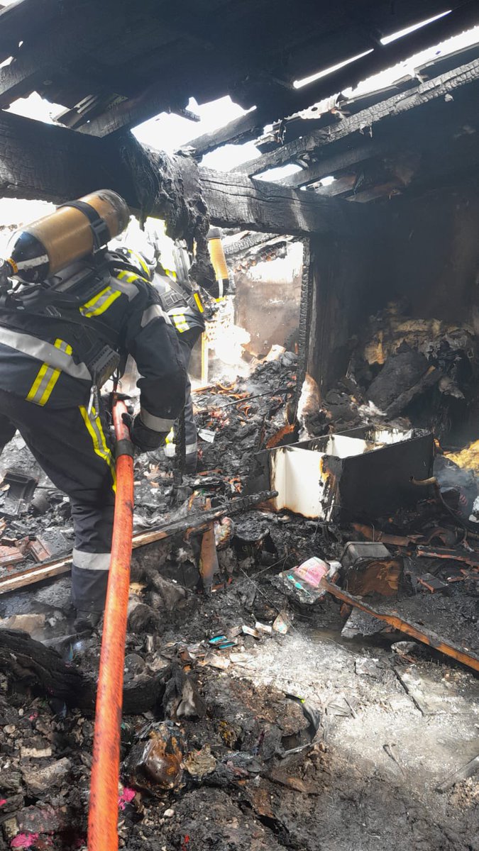 #intervention à Saint Laurent-La-Vernede depuis 14h pour un feu de cheminée ayant percé en toiture et dans l'habitation.

L'action rapide des secours a permis de protéger le reste de l'habitation. Les 4 occupants de l'habitation devront être relogés.