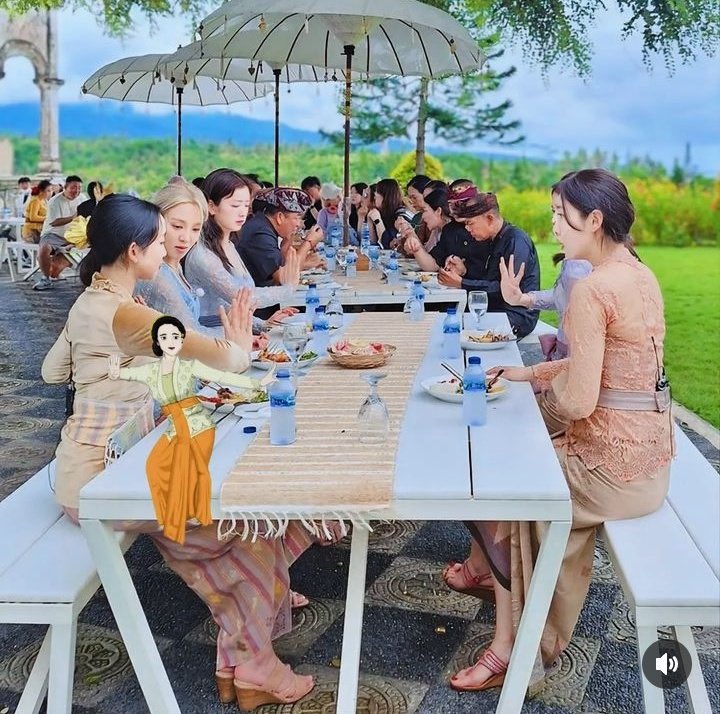 Mba Dita lagi ngajarin sunbaenya gerakan dasar tari Bali keknya, mata unnie Nayoung, Hyoyeon, Choi Hee, Bomi tertuju padamu mba Dits 😍😍😍