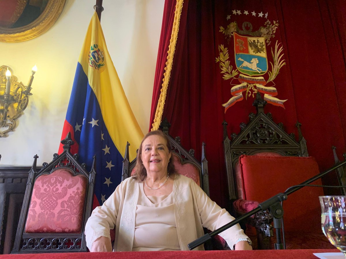 La profesora Corina Yoris, incorporada como individuo de número en la Academia de la Lengua venezolana, asumiendo el sillón O, ocupado previamente por Rómulo Gallegos.