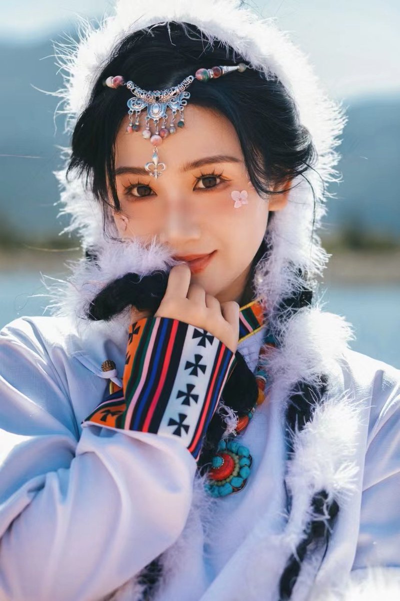 honghongdeng's tweet photo. 民族风中年少女 https://t.co/21O8Zn5Hzg