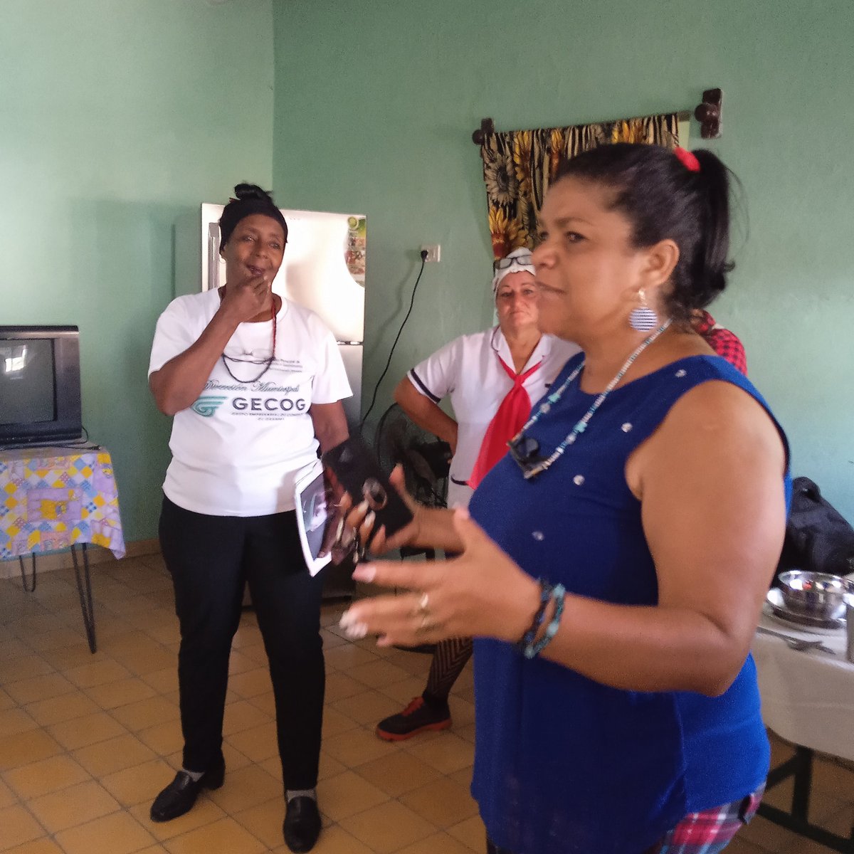 MolinaYamilexi's tweet photo. Entrega del donativo a los SAF en la UEB 7 La Complaciente, Mercadito Comunitario La Amistosa.#ComercioGastronomiaBartoloméMasó. https://t.co/dJrNqGmHPW