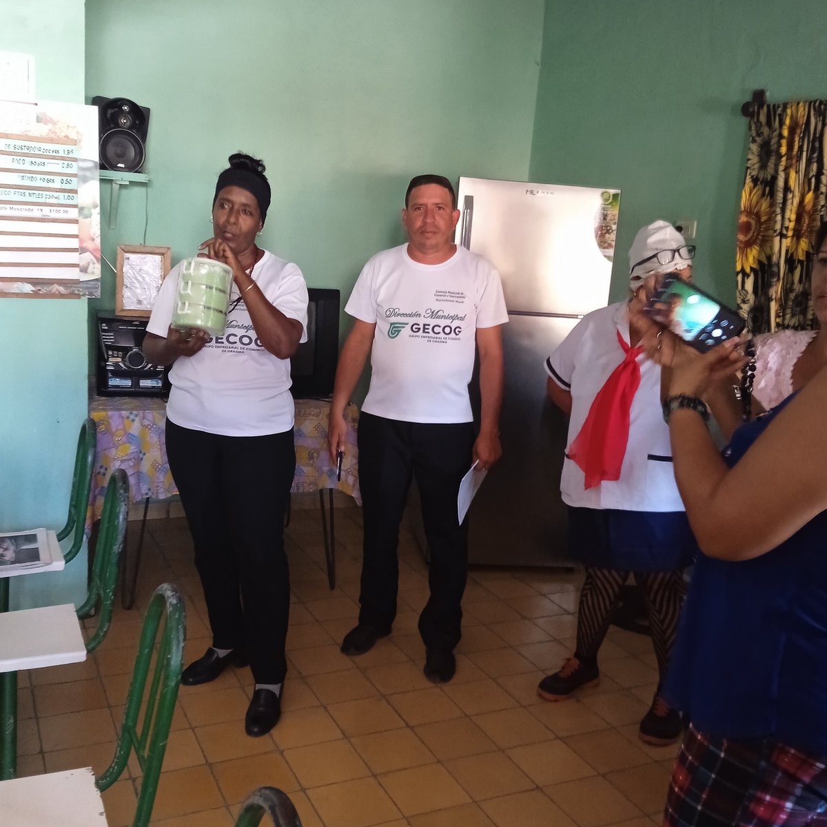 MolinaYamilexi's tweet photo. Entrega del donativo a los SAF en la UEB 7 La Complaciente, Mercadito Comunitario La Amistosa.#ComercioGastronomiaBartoloméMasó. https://t.co/dJrNqGmHPW