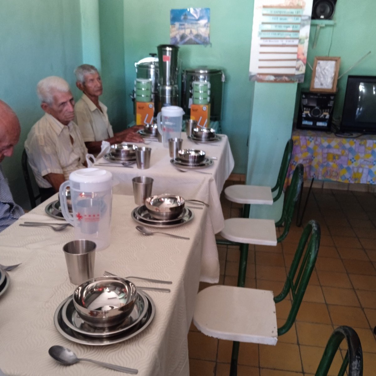 MolinaYamilexi's tweet photo. Entrega del donativo a los SAF en la UEB 7 La Complaciente, Mercadito Comunitario La Amistosa.#ComercioGastronomiaBartoloméMasó. https://t.co/dJrNqGmHPW