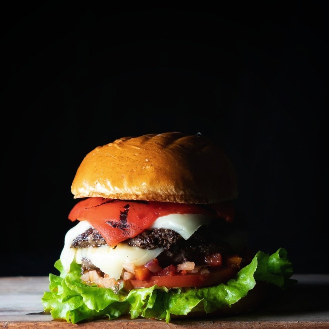 Partipamos del WORLD BURGER TOUR y les presentamos CRIOLLA SMASH BURGER! Dos Smash Burgers apiladas, con queso mozzarella sobre lechuga y tomate con salsa criolla y coronado con morrón rojo grillado. Servido en un pan brioche y acompañado de papas fritas. Ya la probaste?