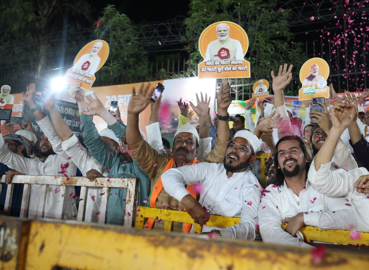 narendramodi's tweet photo. हमारी सरकार Intra-city Transportation को शानदार बनाने के लिए दिन-रात जुटी है। वंदे भारत एक्सप्रेस की वजह से दिल्ली, इंदौर और जबलपुर से भोपाल की कनेक्टिविटी में बहुत सुधार आया है। इसके अलावा भोपाल को रेलवे के अन्य प्रोजेक्ट भी मिले हैं। इसके साथ ही रिडेवलपमेंट के बाद रानी कमलापति रेलवे स्टेशन की कैपेसिटी बढ़ने से भी लोगों का सफर आसान हुआ है।