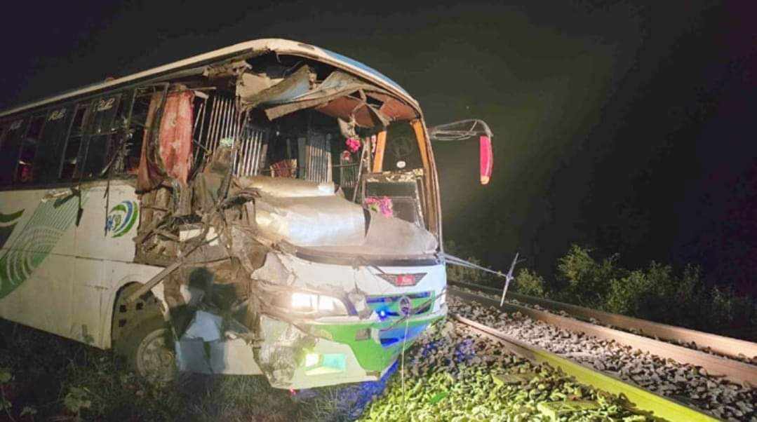 ডিউটিরত পুলিশের তৎপরতায় বেঁচে গেলো হাজারো যাত্রীর প্রাণ!