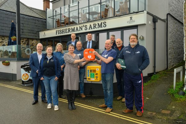 We're delighted to have worked with the Cape Cornwall Pilot Gig Club to co-fund a new defibrillator at the Fisherman’s Arms in Newlyn, following the cardiac arrest of one of its members on the water. More on our Heart of the Community campaign here: tinyurl.com/bddj94n9