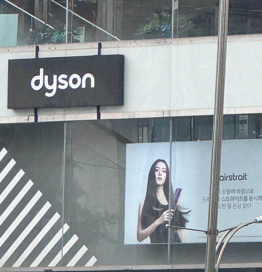 Jisoo 🫧: “I’m bragging the Jishu I saw while passing by 😎 I haven’t really found my picture kekekekeke so I took a picture because I was very fascinated.” Jisoo, your picture is literally at every corner in Seoul 😂