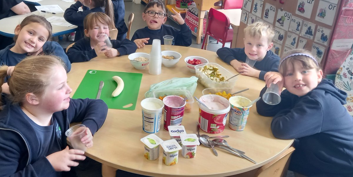 IachHealthy's tweet photo. @ysgolbodnant plant yn barod i greu potiau ceirch dros nos a mwynhau brecwast blasus yfory. #ysgolioniachsirddinbych 
Children ready to make overnight oats, ready for a yummy breakfast tomorrow :-) #denbighshirehealthyschools https://t.co/ngEhAE65DA