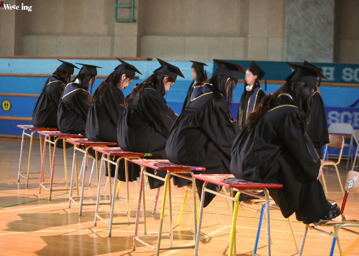 sit among those kids, spot me in between! ˆ⠒̫ˆ◝੭⸒⸒  ♡︬ 𝅄 ׄׄ graduation is something we have eagerly awaited for years. but imagine, if we could have ever graduated in the enchanting place with these ladies, that would have made the experience even more 𝘭𝘰𝘷𝘦𝘭𝘺. 🎒👔💭