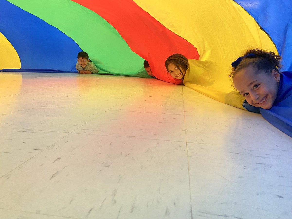 Parachute fun!! 🌈
#PhysEd <a href="/Glade_Gators/">ForestGladeGators</a> <a href="/MmeAndrews/">Mme Andrews</a>