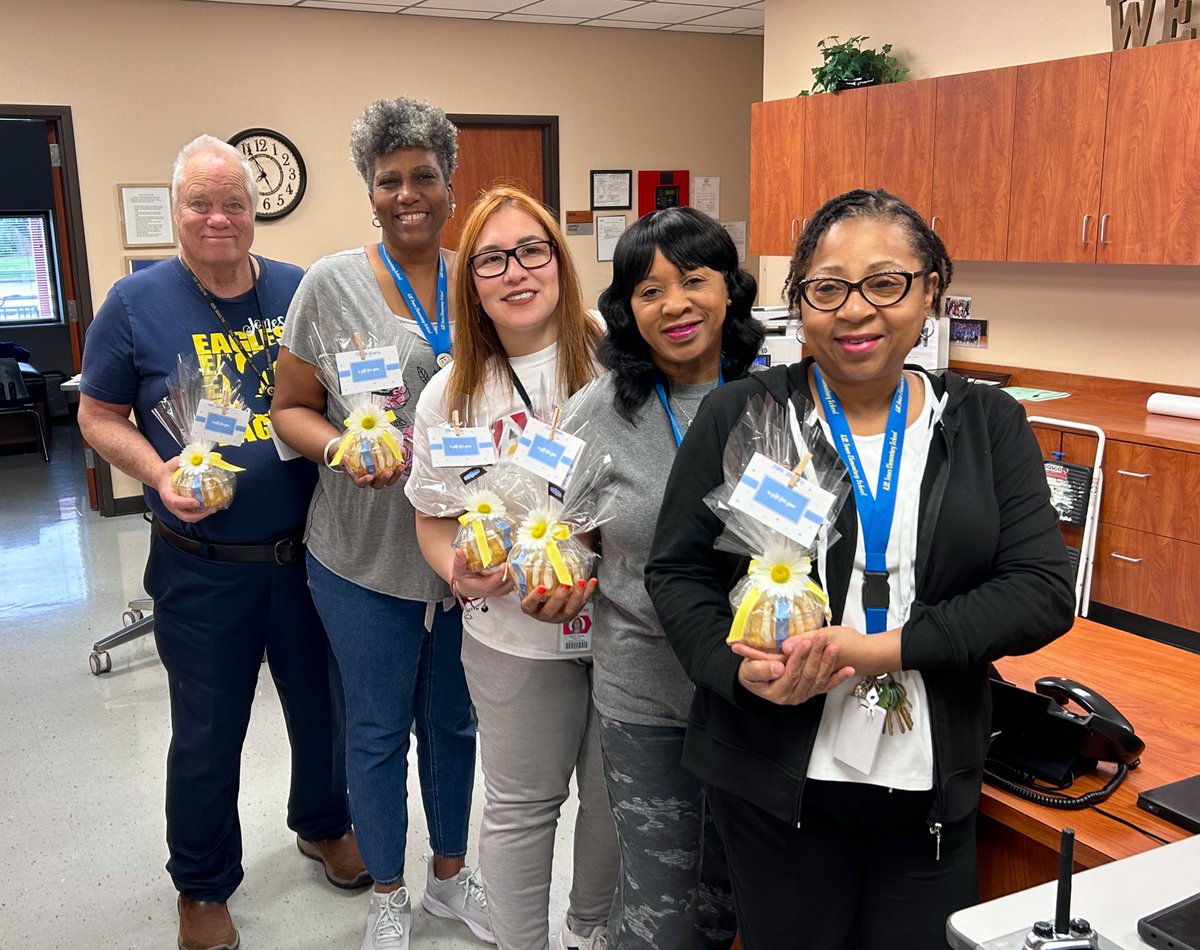 Happy Administrative Professionals’ Day to our amazing front office team! We appreciate all that they do to keep @JonesES_AISD running smoothly! They are the BEST!! @palegria1 @carlonda_davis @JoAnnNPayne @MsMBaskin #JESEnjoyTheRIDE 🦅