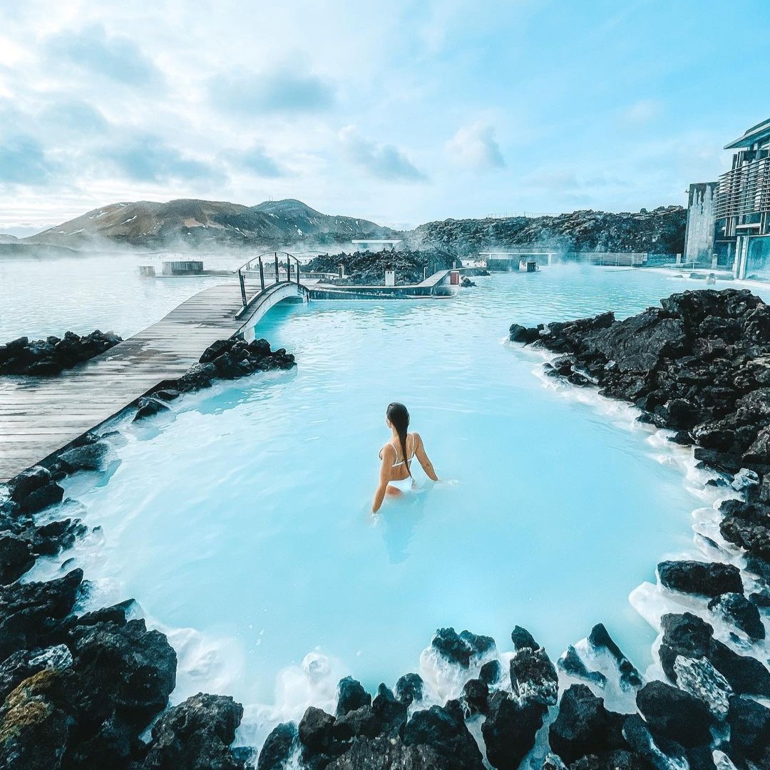 We love it when our guests share their memories with us! This magical moment was captured by @adrianaaceventura 📸✨ #BlueLagoonIceland #Iceland