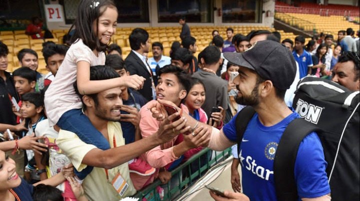 abcricex's tweet photo. some common things between Kohli's and Sachin's career 

1. Both sachin and Virat scored their 1st test hundred while batting at no.6
2. Both sachin and Virat scored their 1st test hundred on 14th innings 
3. Both sachin and Virat won their 1st MOM in world cup against Pakistan https://t.co/EFUbxkCPw9