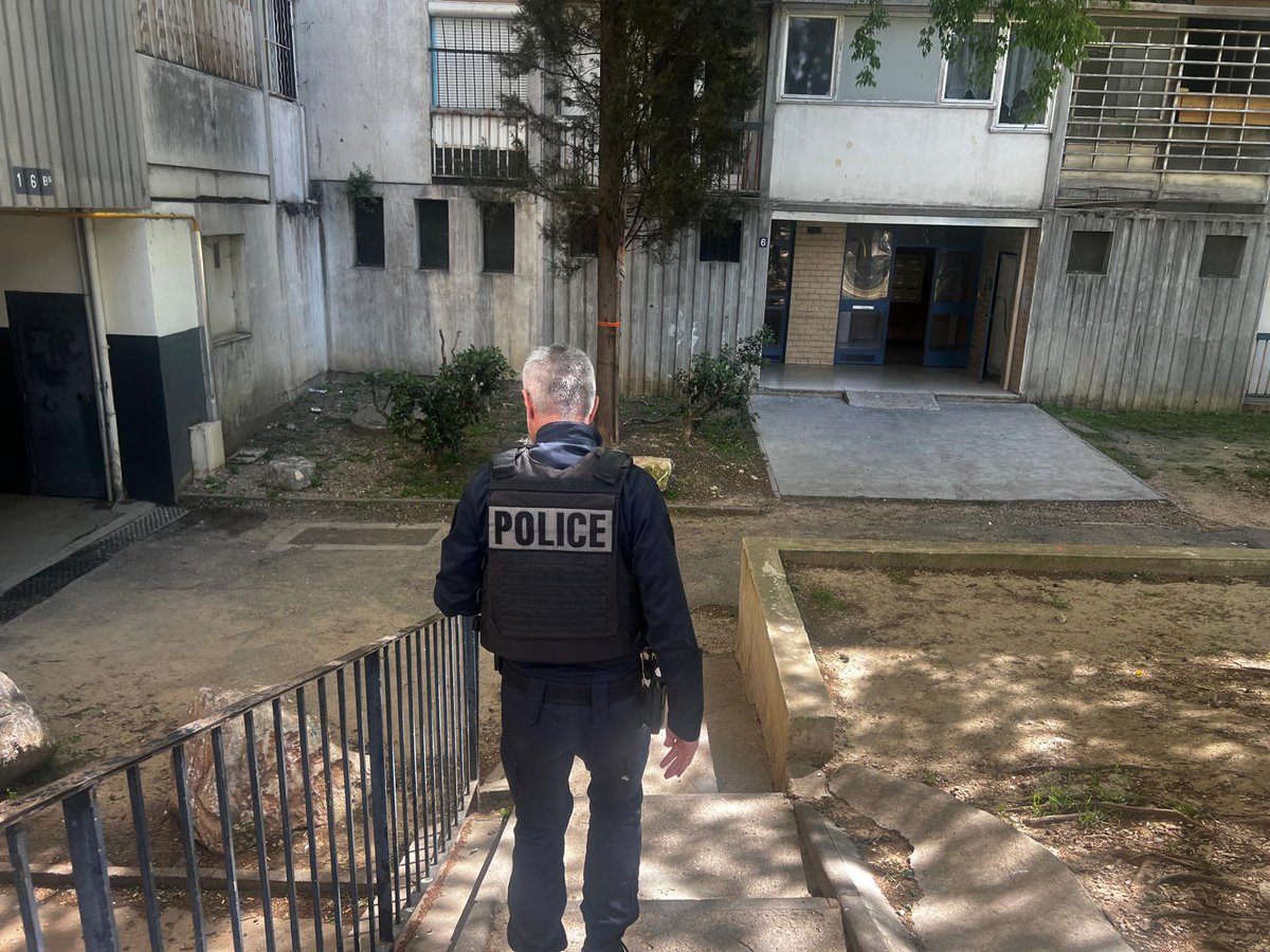 #ContreLesTrafics | pendant notre #OpérationPlaceNette au Mas de Mingue ce mardi 23 Avril avec l'appui de la CRS 81, nos policiers de #Nîmes sont intervenus dans le quartier de Pissevin. ➡️ 25 pochons de résine de cannabis pour un poids de 50g ➡️ 10g d'herbe ➡️ 4,70g de cocaïne