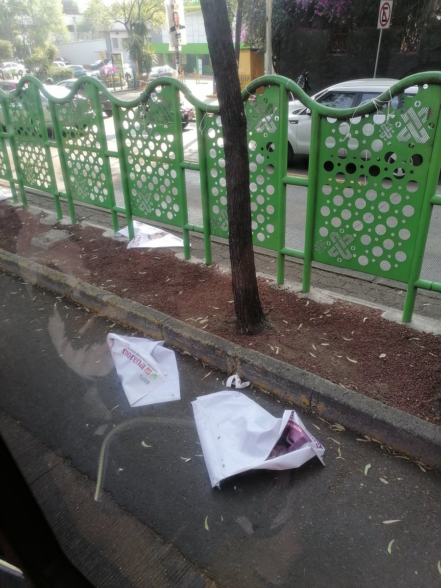 BerrocalPablo's tweet photo. Y así se ven algunas avenidas de la CDMX durante este proceso electoral, @INECDMX permite esto por ley, y si de dinero tirado a la basura se trata este es un buen ejemplo, gracias @PartidoMorenaMx #FuerzaYCorazónPorMéxico @VerdeCDMX y a sus candidatos https://t.co/ikUd9ZAFhb