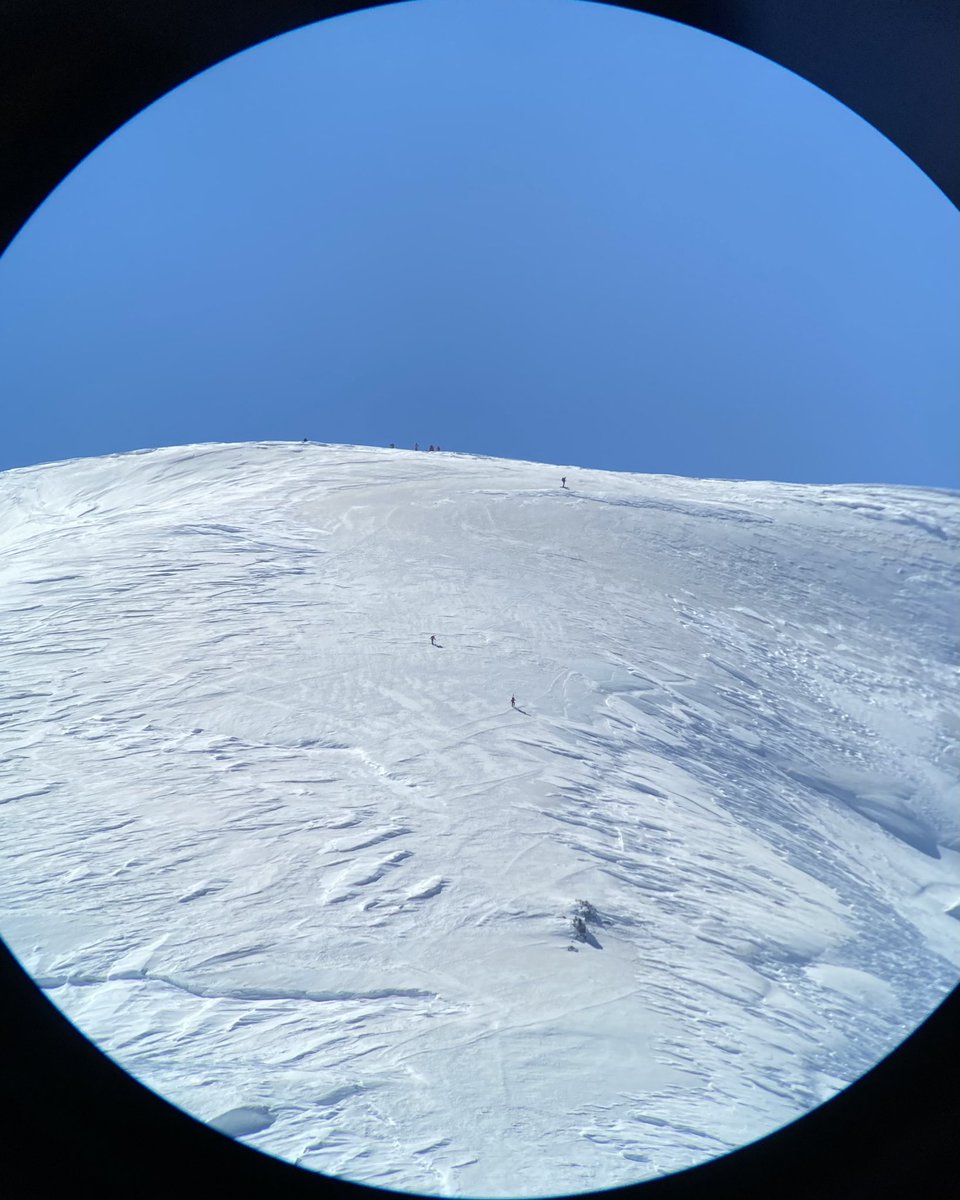 Admirez les vues incroyables depuis l'#aiguilledumidi et observez les aventuriers affronter le #montblanc. Sur nos terrasses panoramiques, vivez une expérience visuelle exceptionnelle avec des longues vues à votre disposition pour contempler la beauté des Alpes. #chamonix