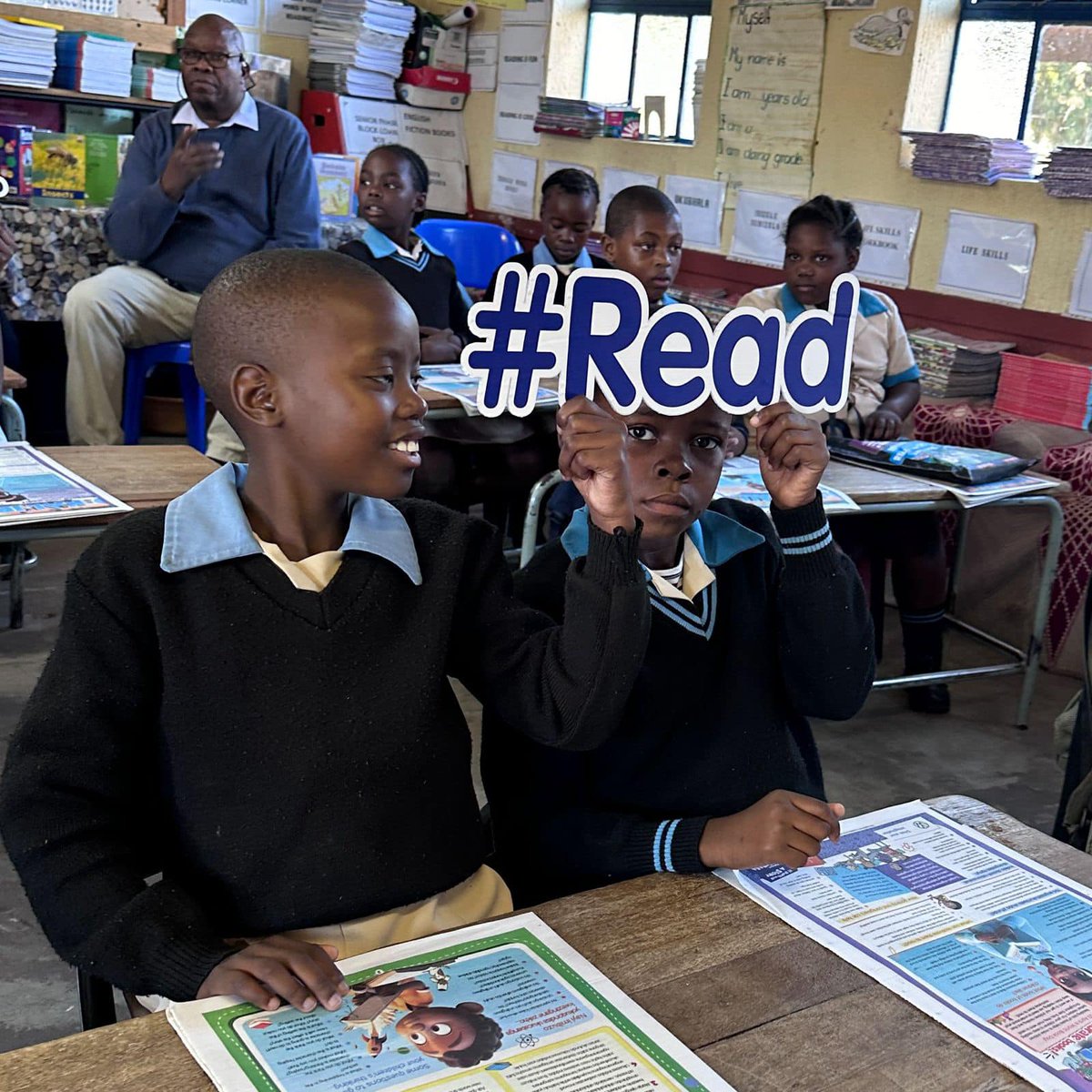 WATCH: The Nal'ibali team celebrated Drop Everything and Read (D.E.A.R) Day at Nsabalele Full Service School in Mtubatuba, Umkhanyakude Educational District in Kwazulu Natal. Nal'ibali's Communication Manager Suri Tsholetsane spoke to the teachers and parents at the school about…