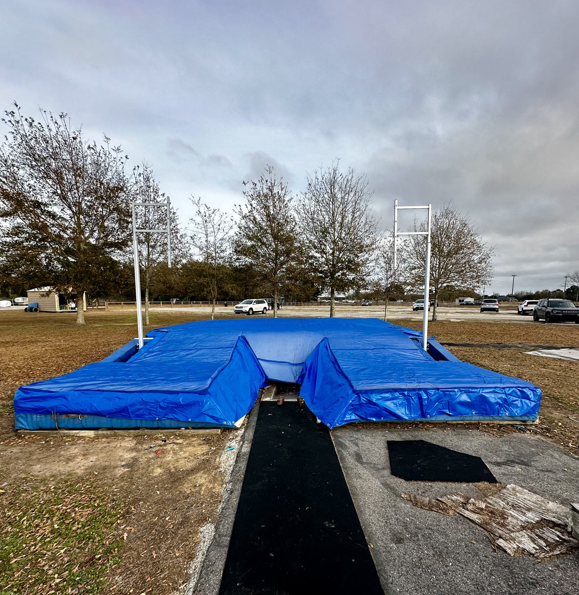 The Fairhope High School track and field team was happy to receive their new pole vault mesh top pad with vinyl skirt!
#trackandfield #polevault