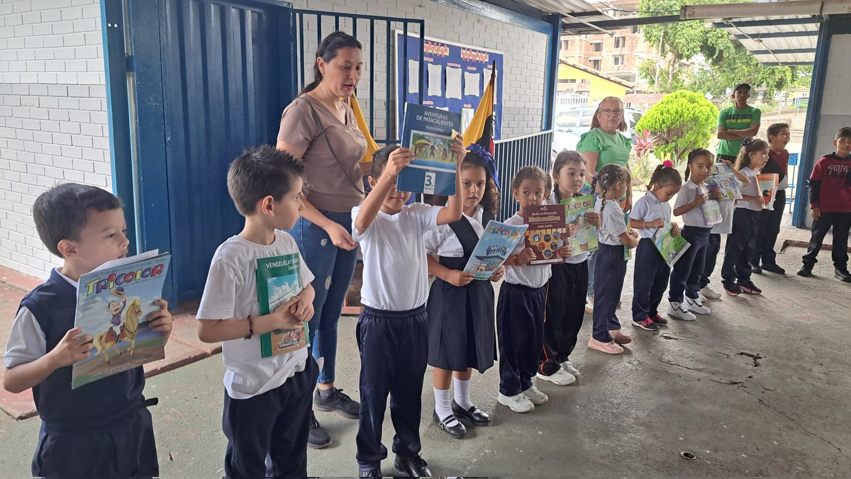 En la <a href="/EB_SIMONBOLIVAR/">E.B. Simón Bolívar</a> seguimos festejando el Día del libro y del idioma. Hoy nuestros estudiantes de 1ero nos dan mensajes y conversan sobre el libro. <a href="/Berzabethg1/">Berzabethgandicaoficial</a> <a href="/NicolasMaduro/">Nicolás Maduro</a>  <a href="/MPPEU_Ve/">MPPEU_Ve</a> @MPPEDUCACION <a href="/Crazet2011/">Crazet2011</a>