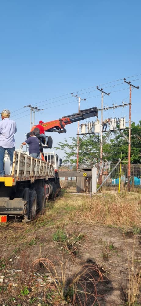 BarrioGuarico's tweet photo. #TomaNota📝 | 24 Abril  Mediante la herramienta del 1x10 del buen gobierno creada por nuestro presidente Nicolás Maduro donde la GMBNBT  y MPPOP junto con la Alcaldía del Municipio realizan la incorporación de  60 transformadores d 50 KVA y 100KVA en el Municipio de Calabozo. https://t.co/YyHwWRynqe