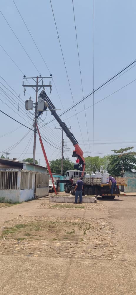 BarrioGuarico's tweet photo. #TomaNota📝 | 24 Abril  Mediante la herramienta del 1x10 del buen gobierno creada por nuestro presidente Nicolás Maduro donde la GMBNBT  y MPPOP junto con la Alcaldía del Municipio realizan la incorporación de  60 transformadores d 50 KVA y 100KVA en el Municipio de Calabozo. https://t.co/YyHwWRynqe