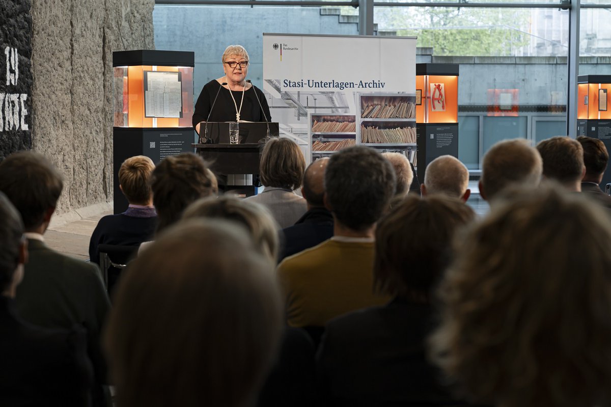 Gestern wurde unsere #Wanderausstellung "Alles Wissen Wollen" im #Bundestag eröffnet. 21 Objekte geben vor Ort &amp; online Einblick in die Tätigkeit des MfS. Die Ausstellung ist noch bis 28.04. im Mauer-Mahnmal zu sehen und geht dann auf Deutschlandtour.
ℹ️ stasi-unterlagen-archiv.de/presse/pressem…