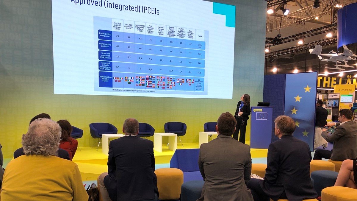 EU_Competition's tweet photo. DG Competition took part to the @hannover_messe to engage with stakeholders on key themes as
📌 #IPCEIs🤝
📌 #ForeignSubsidiesRegulation💶
📌#DMA👩💻
It is crucial to keep engaging with innovators and businesses about opportunities in 🇪🇺
ℹ️⬇️
https://t.co/HZMKZIkkY9
#EUatHM24 https://t.co/P8PlDLZZPM