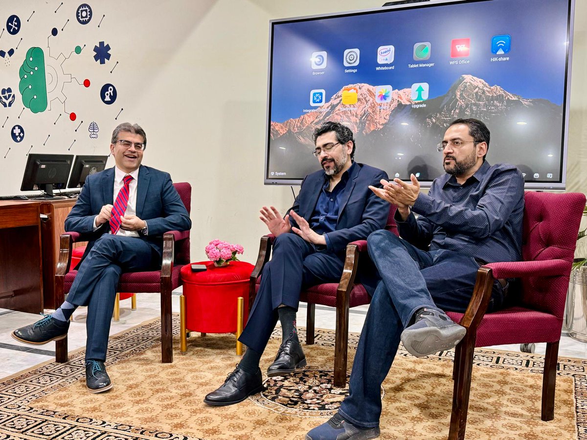 sigkemu's tweet photo. 24/04/2024

KEMCISION-SIG KEMU arranged an open discussion session with Dr. Faisal Aziz, MD, FACS, full-time  professor of surgery at Penn State University, Pennsylvania and Dr. Umer Farooq, who is Associate Chief Medical Officer at Penn State Health, Pennsylvania. (1/4) https://t.co/fslyK0Z2kP