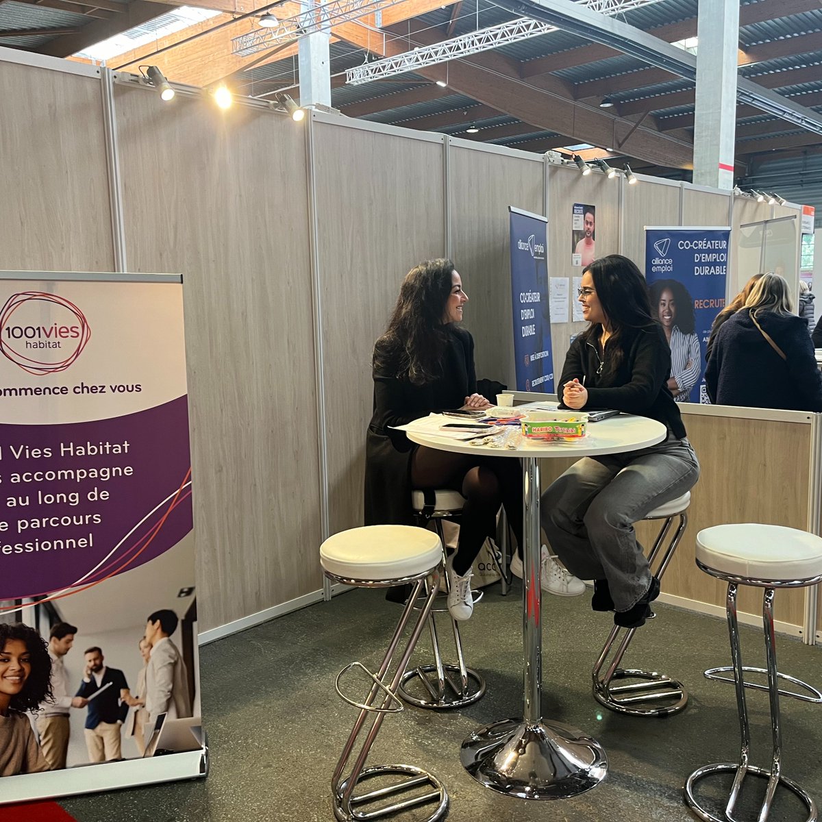 Jusqu’à demain, les équipes de @1001 Vies Habitat sont au Salon Jeunes d’Avenir pour parler d’accès à l’emploi et à la formation des 16-30 ans. On vous attend nombreux au Paris Event Center de 9h à 18h sur le stand D12 ! #Insertion #Emploi #Jeunes