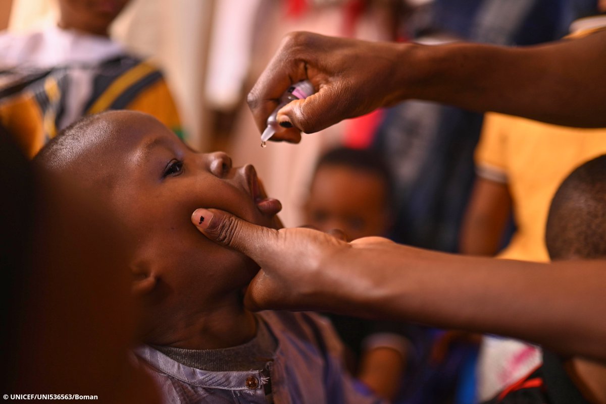 Every vaccine counts. Drop by drop, UNICEF supports @RBCRwanda to vaccinate children against infectious diseases like polio. Together, it is #HumanlyPossible to end these diseases once and for all. Read more👇🏾 uni.cf/3w6niNP