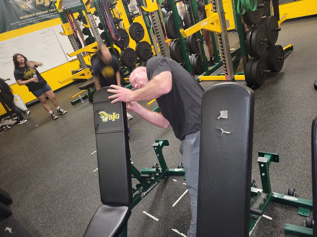 Appreciate @dBurns96kg and @AdvantageSF helping us update and install several things in the weight room.