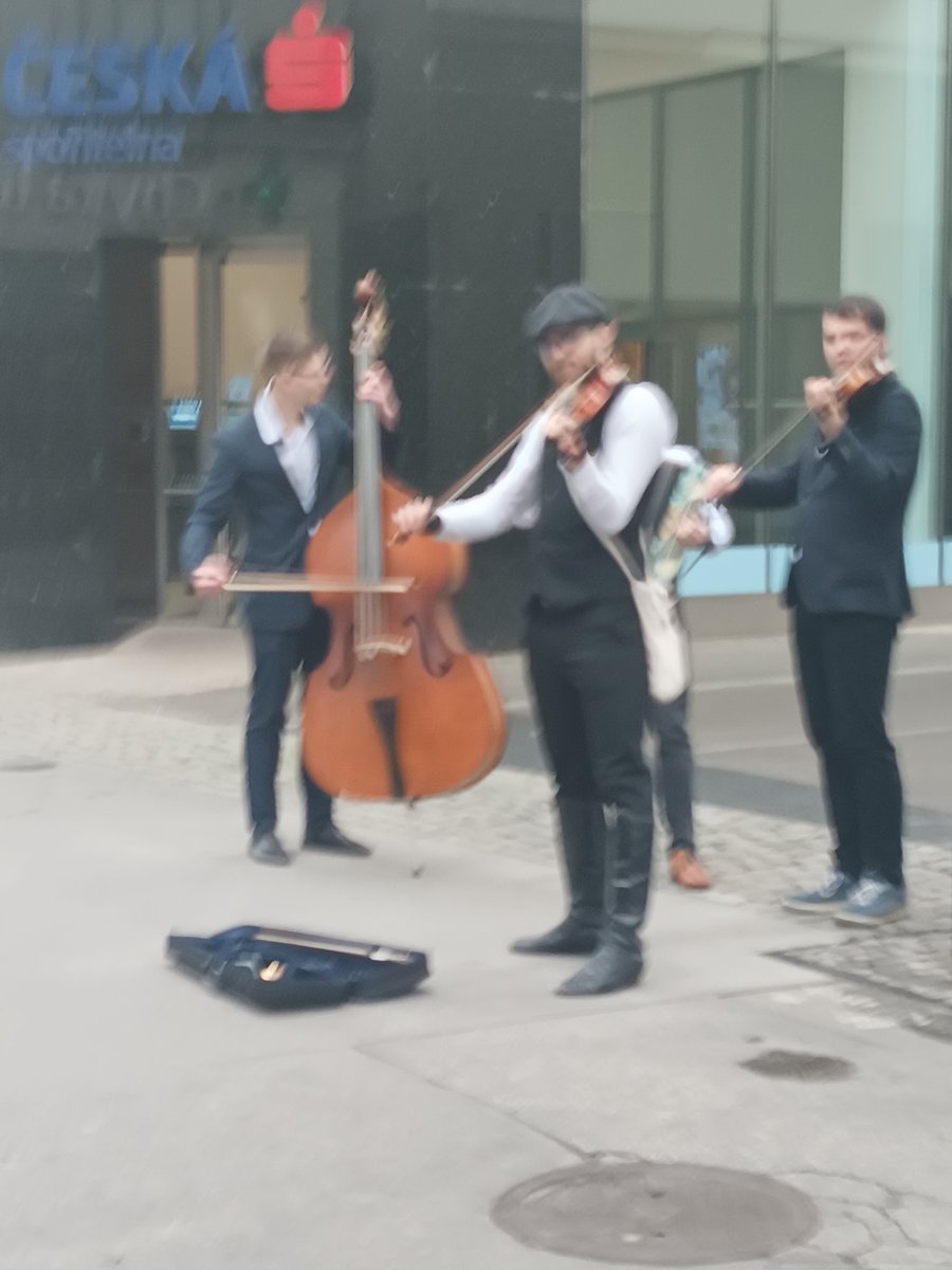 être matrixé c'est voir des gens jouer du violon et du violoncelle dans la rue et de penser directement à hao et anton...