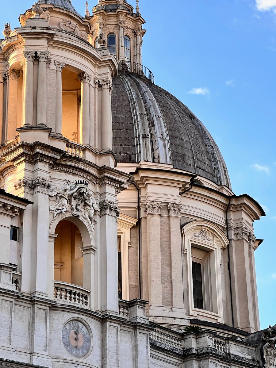 Nelle lotta tra nubi e sole, i raggi di quest’ultimo si fanno strada tra i disegni architettonici borrominiani. E li definiscono #Roma Piazza Navona