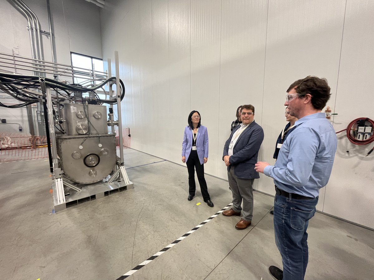 💥@CFS_energy is constructing SPARC, a tokamak fusion device using high temperature superconducting magnets to confine plasma.

ARPA-E Director Evelyn Wang and the team got a closer look at their innovative technology and facilities in MA.

#ARPAEontheRoad🚗