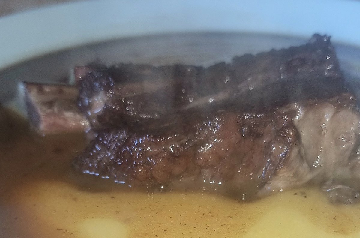 AwTroon's tweet photo. Short ribs slow cooked in red wine, beef stock, herbs, smoked garlic, and a trio of veg with 'grits ', ( pollenta), with parmigiano reggiano, smoked garlic with a reduction from the braising stock. This should be illegal. #Foodies #ScottishKitchen #GritsAndShortRibs #FoodHeaven https://t.co/OELb2K8sb0