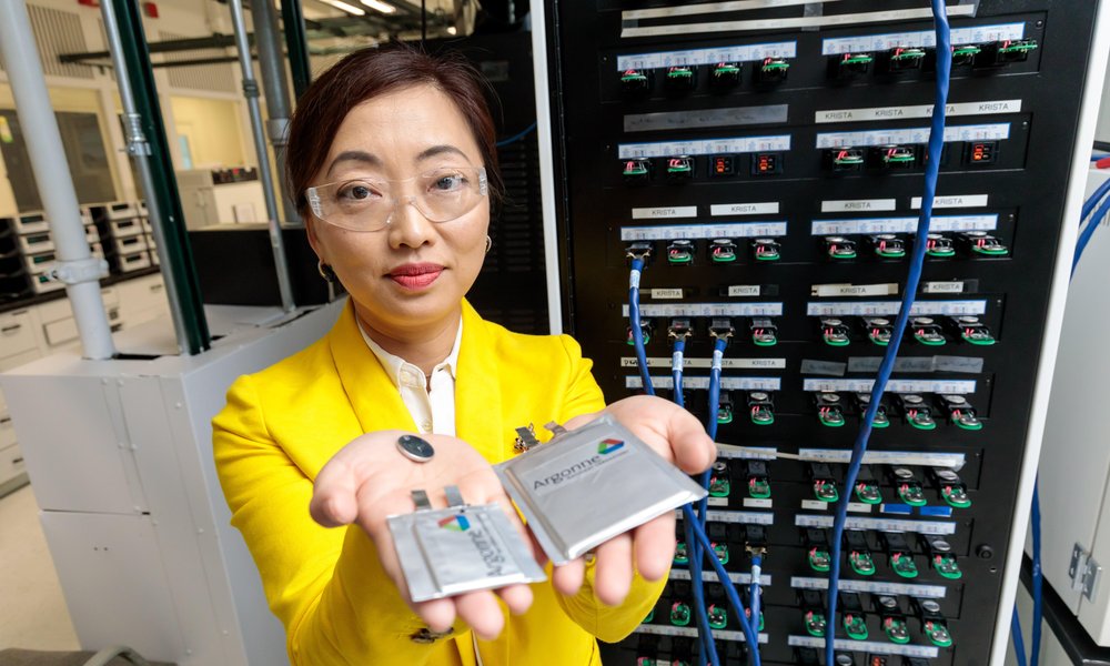People too often treat batteries as disposable commodities that they just throw into the dustbin after they’re done using them. Battery researcher @YingShirleyMeng believes that batteries will only become fully green when recycling is part of the design. physics.aps.org/articles/v17/72
