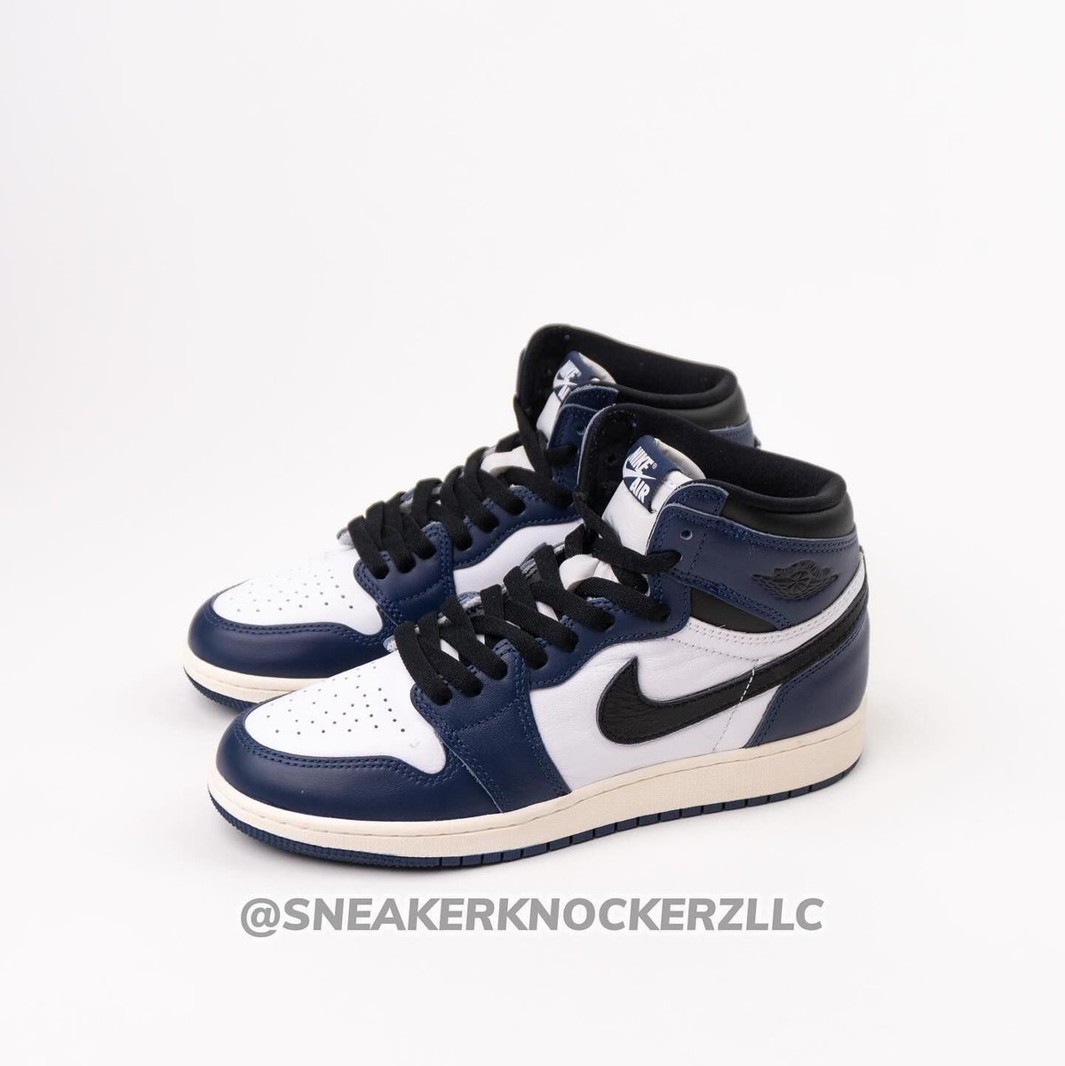 KicksFinder's tweet photo. FIRST LOOK: Air Jordan 1 High OG “Midnight Navy” 🫐 

🗓️ September 2024
📝 DZ5485-401(MENS)
💰 $180 USD
📸 @snkrknockerzllc 
💵COP OR 🚮DROP? https://t.co/KNKbBjYXY4