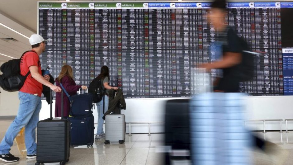DailyLoud's tweet photo. Airlines will now have to pay automatic refunds for canceled, delayed flights and lost bags https://t.co/sHzdWuI1fA