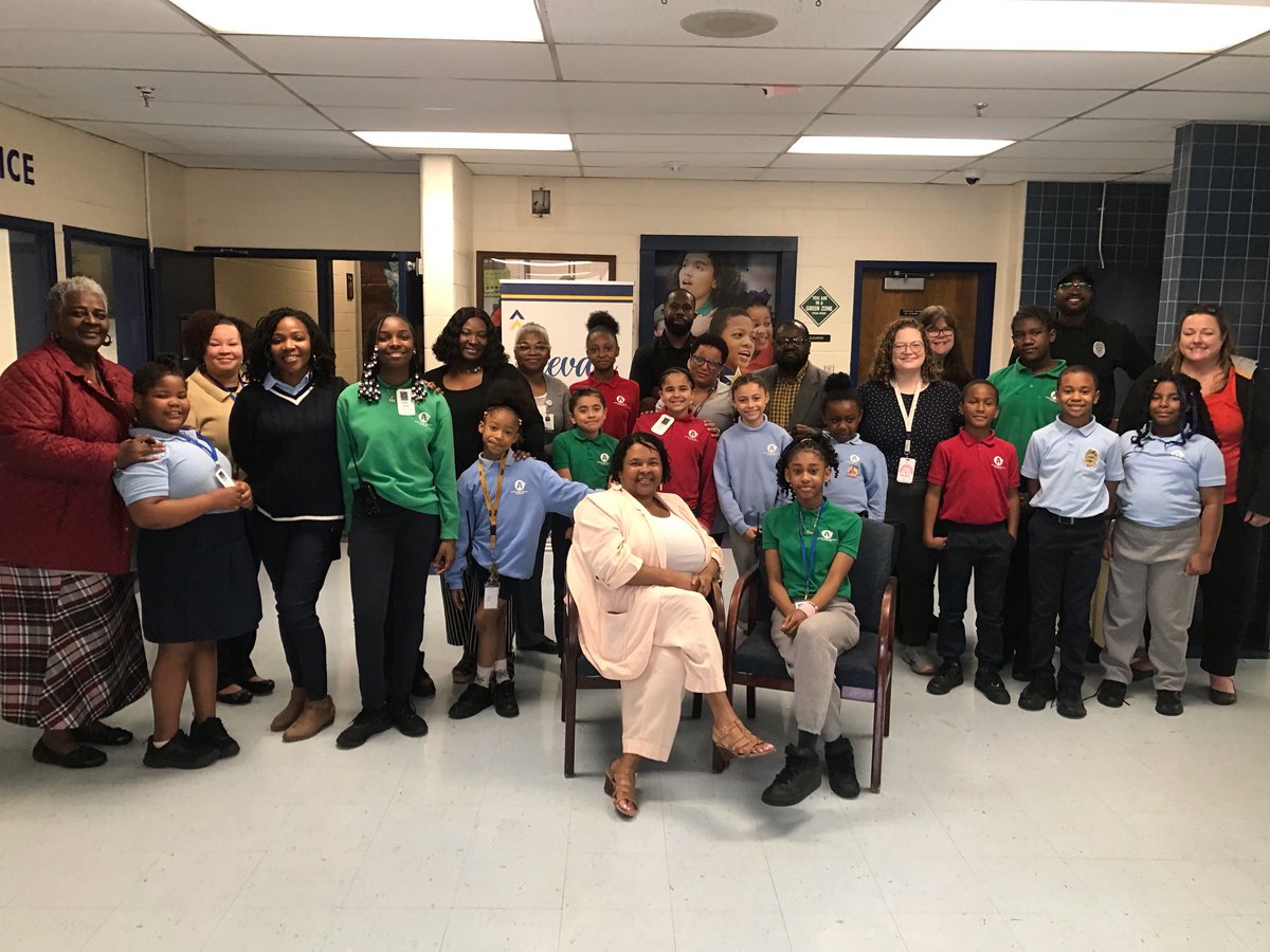 AADreamAcademy's tweet photo. The PERFECT shadows! 💙 Today was Job Shadow Day for some of our 3rd, 4th, and 5th grade Dreamers. They partnered with staff to learn all about roles and responsibilities in serving our school community 💙✨ @NNPSYouthDev #LetThemLead #AADAinAction #OneNNPS #Elevate ⏫️ https://t.co/WD3cLh8ki2