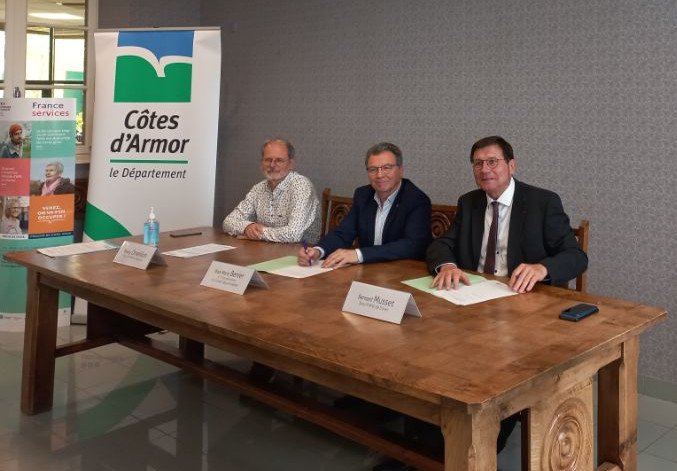 #CeQuiChangePourMoi
📄 L'État, représenté par le sous-préfet de #Dinan, la mairie de Pleslin-Trigavou et Côtes d'Armor le Département ont signé une convention de partenariat, qui vient renforcer l'offre existante de la #Franceservices de la commune.