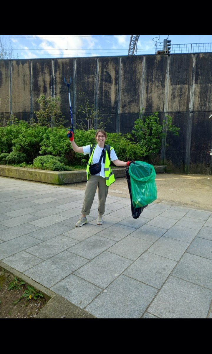 #GreenerAHP #ADRSOT Community led litter pick session, aiming to build on how the person views self and sense of achievement, connection with others and environment along with adding to the person's roles and responsibilities. Doing good feels good! @nhsggcmhot