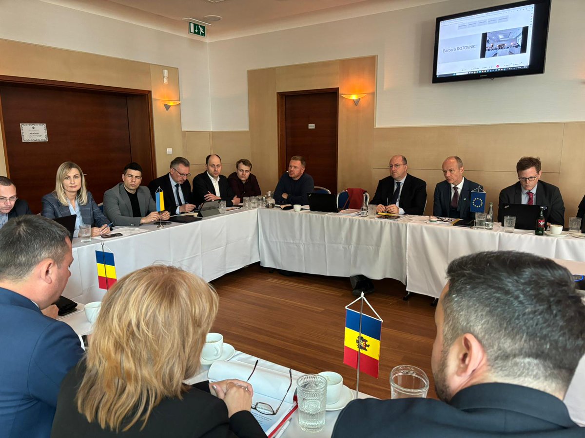 Strengthening 🇪🇺🇺🇦 connectivity.

Visit to Čierna nad Tisou terminal 🇸🇰: a brilliant example where #SolidarityLanes meet business needs. 

Continued discussions with 🇺🇦🇲🇩& 🇵🇱🇭🇺🇷🇴on short-term transport solutions & future infrastructure development.

#CEFTransport #TEN_T