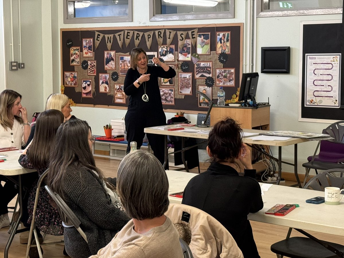 Tonight’s professional development sees the return of the fabulous Deb Watson of @ISHAhandwriting here to develop our watercolour skills as part of our Create term! @learnsheffield 🎨🖼️❤️🖼️🎨