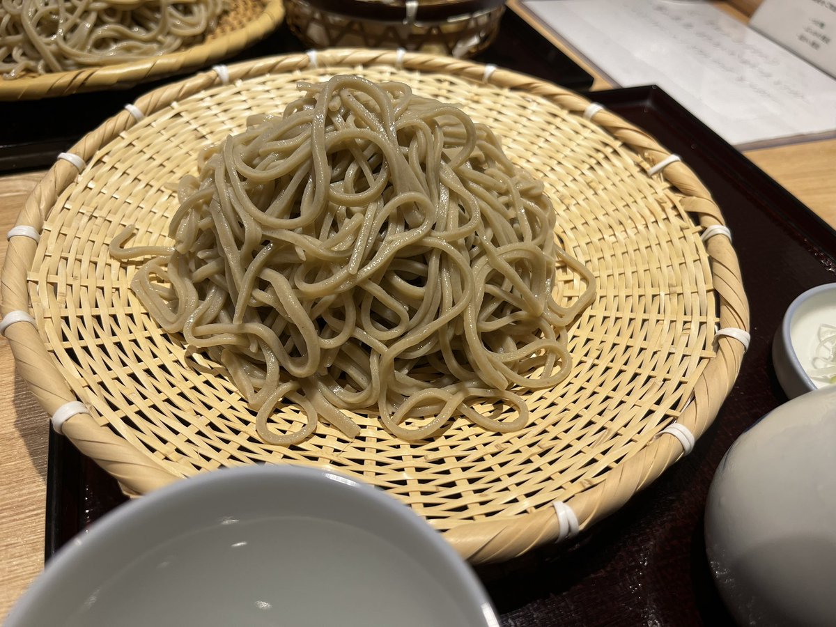 最近井土ヶ谷に出来た「手打ち蕎麦の和叶」に行ってきた！
元々は富山県でお店をやっていて移転してきた十割蕎麦のお店みたい。
十割だけあって茹で加減しっかり目ののど越しが美味しい蕎麦。
辛汁は少し甘めの出汁も控えめでスッキリな感じが、江戸蕎麦とはまた違った味わいでこれも美味しいね。