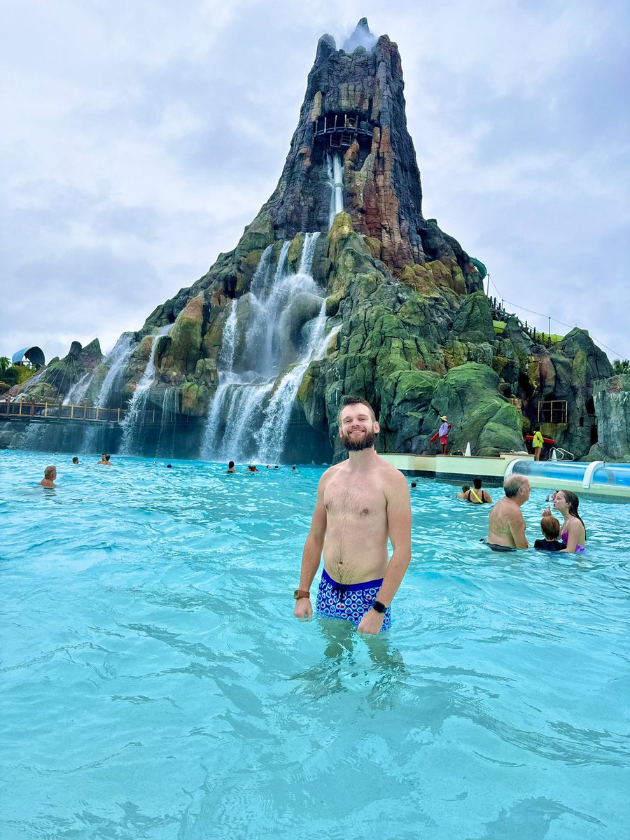 AdvWithAlex's tweet photo. My Kim Petras tweet is getting some more attention so here’s a little bit about me for everyone!

I’m a thrill seeker who’s made it my life to travel the world experiencing the BEST attractions. Sharing my adventures on YouTube &amp; I do it all while being super gay 🏳️‍🌈 https://t.co/XZbX4WFZ4W